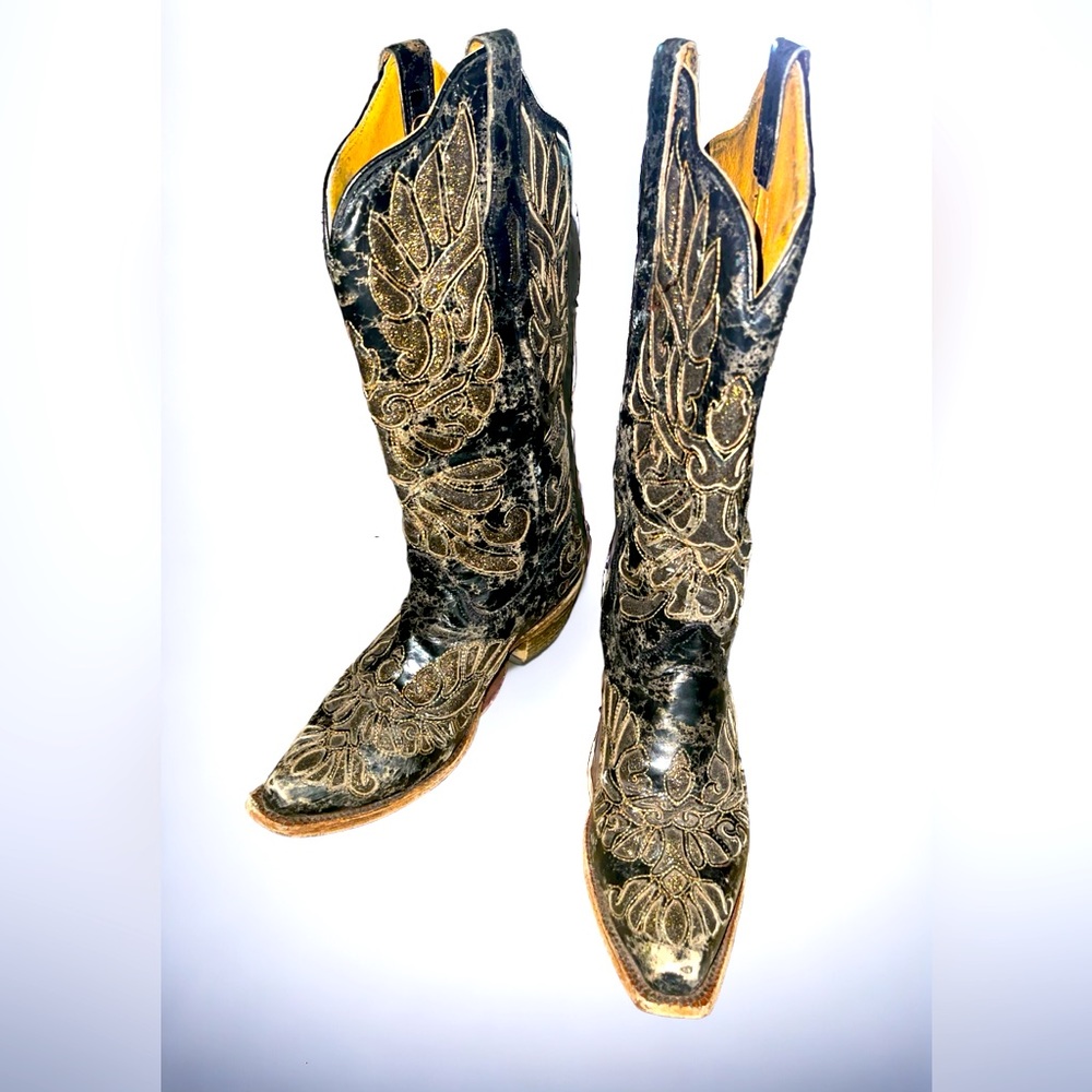 Corral brand Distressed leather embroidered cowboy boot